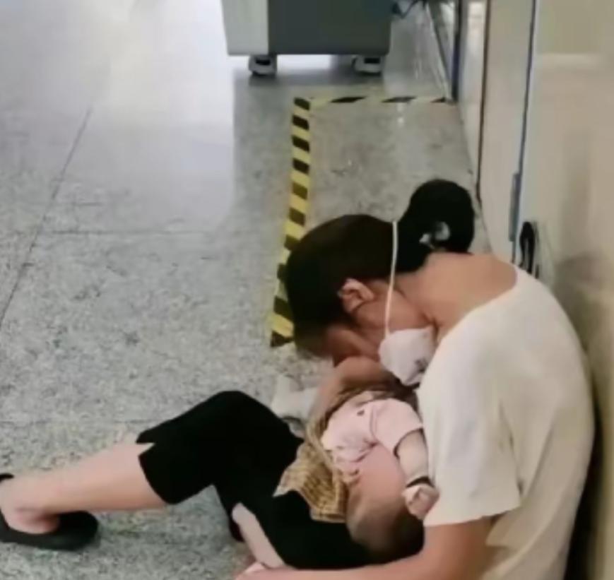 江苏盐城，5个月26天男宝被宣告抢救无效，妈妈抱着孩子整整一夜不肯撒手，天亮时胸