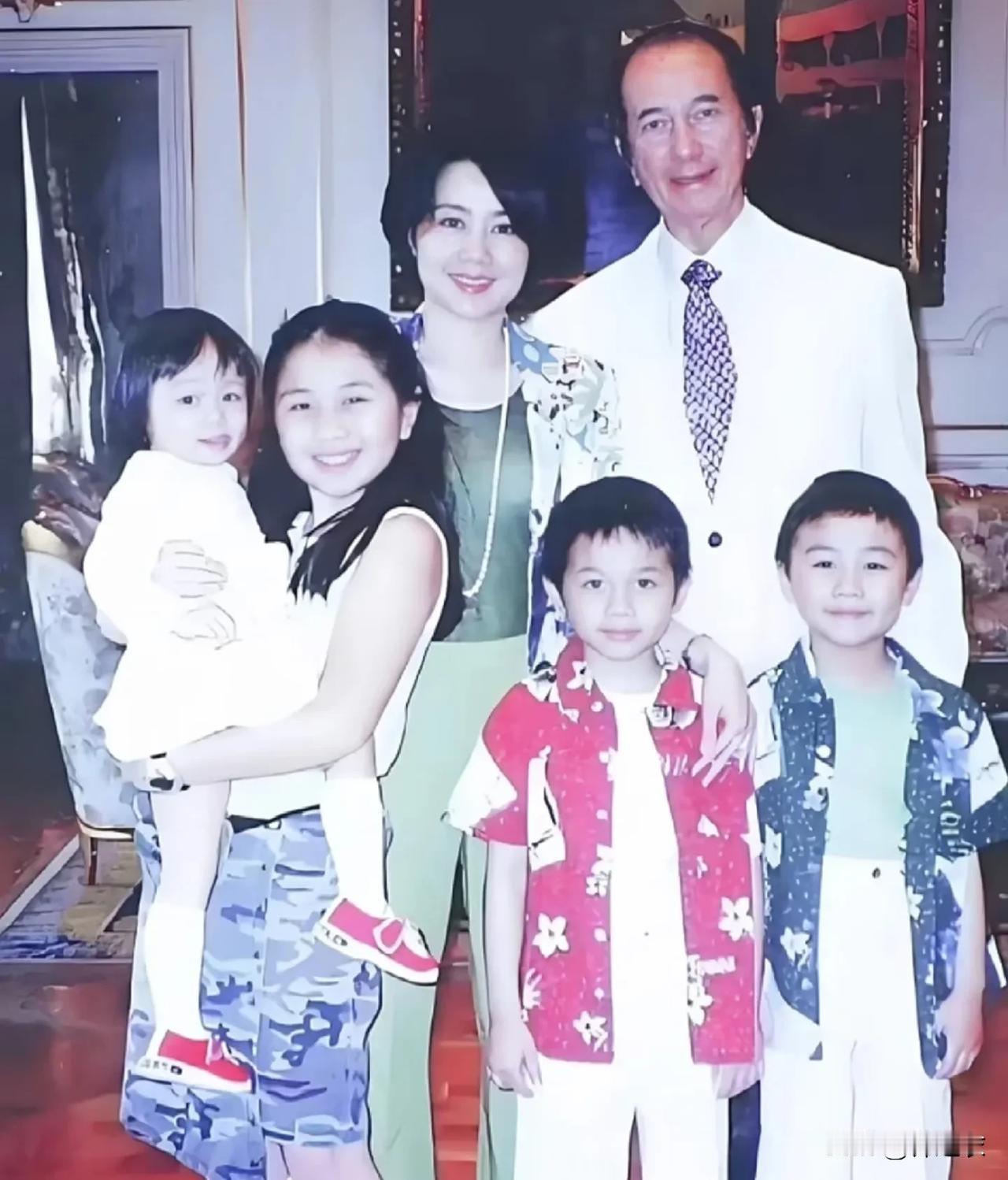 我看到的一些新闻说梁安琪年轻时是舞蹈团里的一个普通跳舞的打工妹，倒不是流水线的那