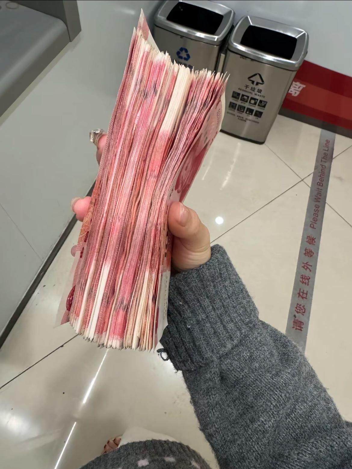 拿着这么厚一沓钱💰去买iphone18ProMax，你们心疼吗？电子支付出