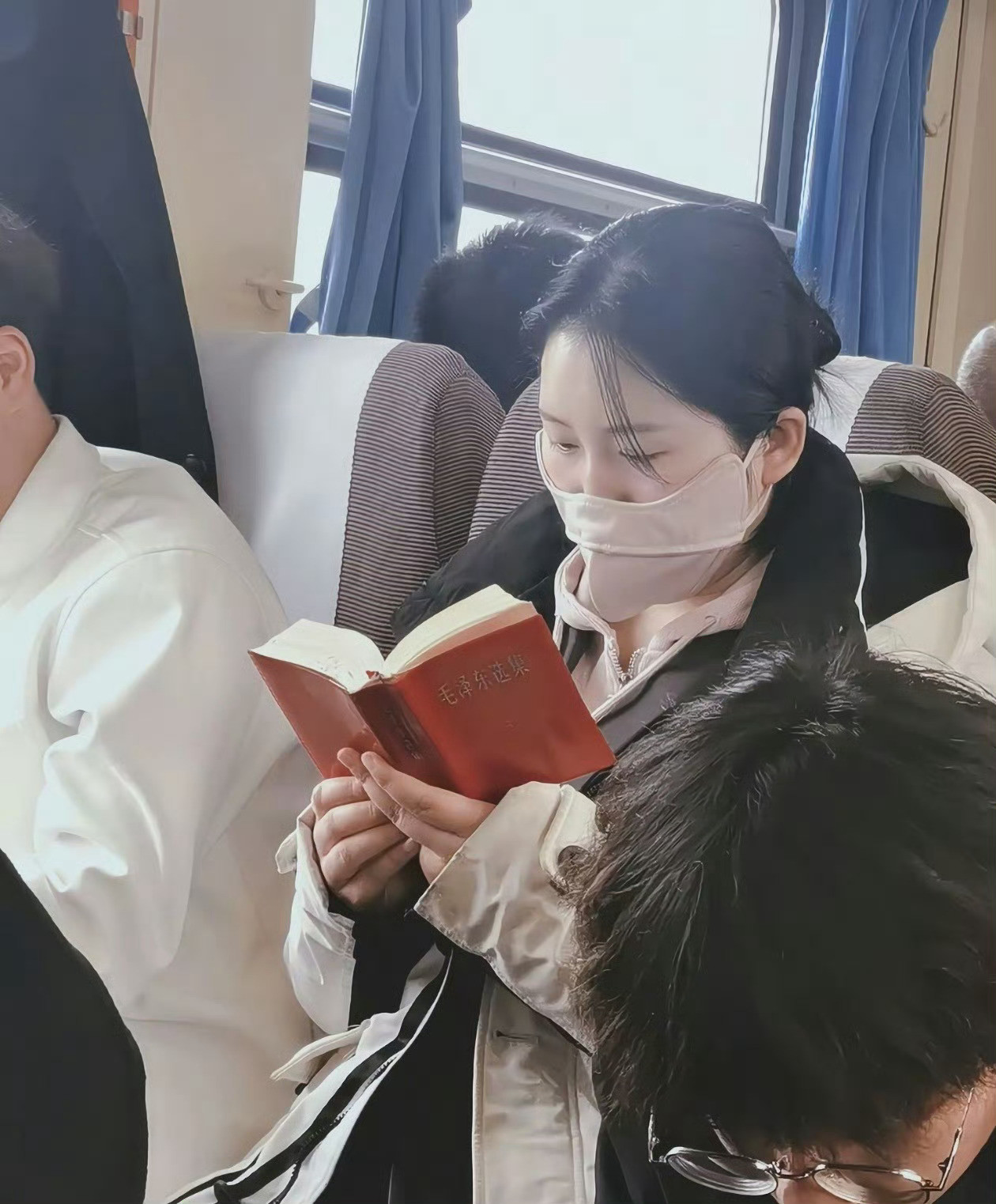 我们在玩手机的时候，她在学习！