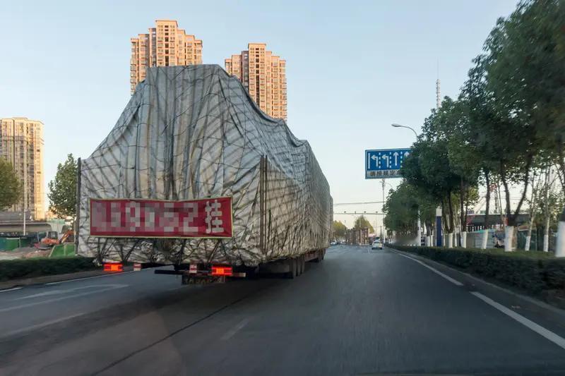 高速上遇到交警和超长货车，应对方法各有不同。碰到交警，如果没违规，正常行驶即可