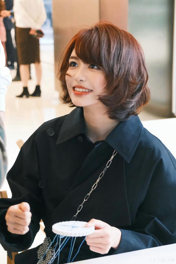 近日，黄晓明新签约艺人白翊汝引发大家关注，网友表示眼睛很大，氛围感很足。据悉