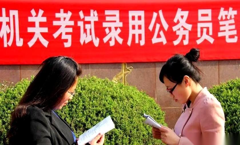 我算是看明白了，考公这玩意儿，考的根本不是知识。考的是人性。湖南省考，报名截