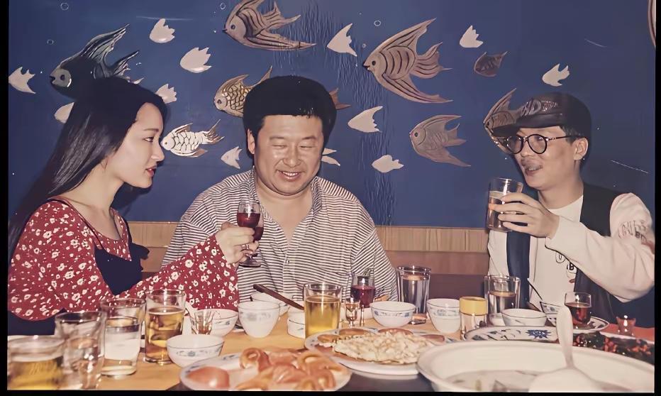 1995年，杨钰莹与李春波到佳木斯演出时，在某大酒店吃饭的画面。当时，杨钰莹