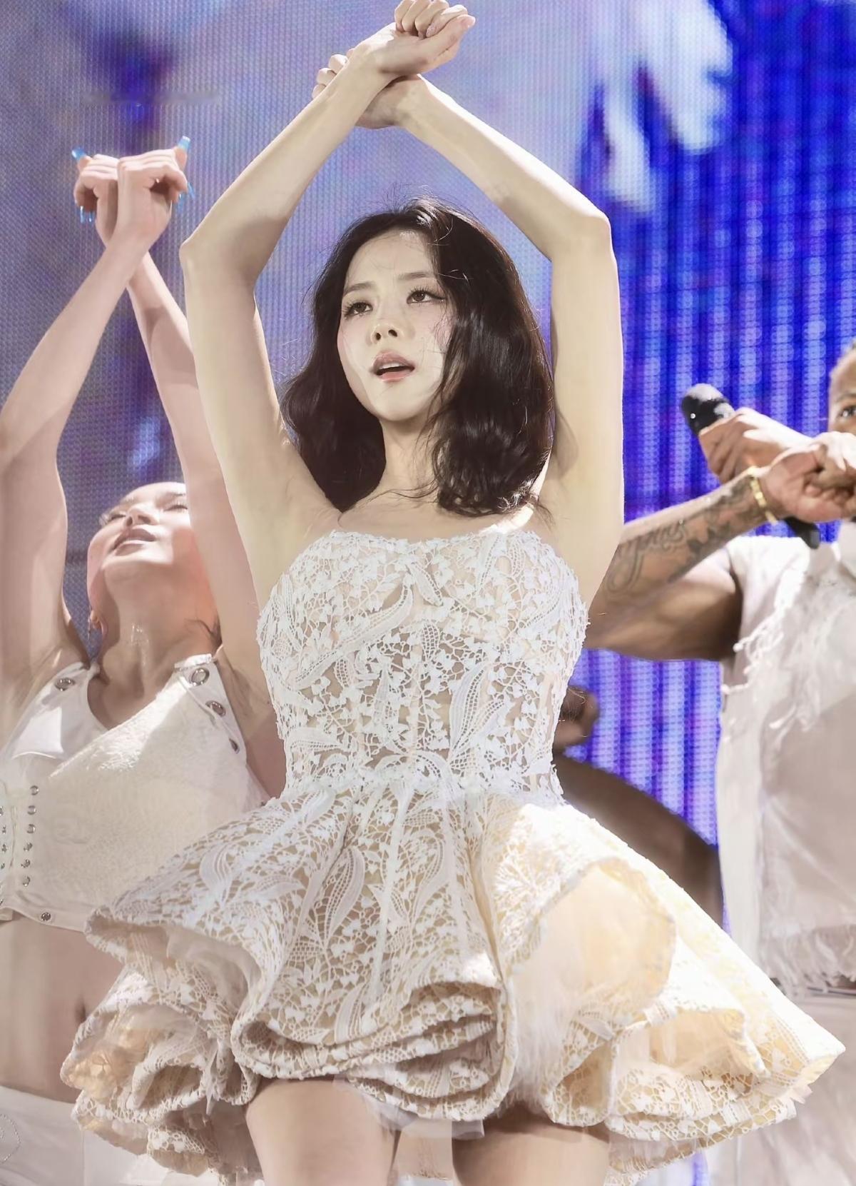 举手投足都是气场，金智秀（Jisoo）的舞台永远让人移不开眼[赞]金智秀（Jis