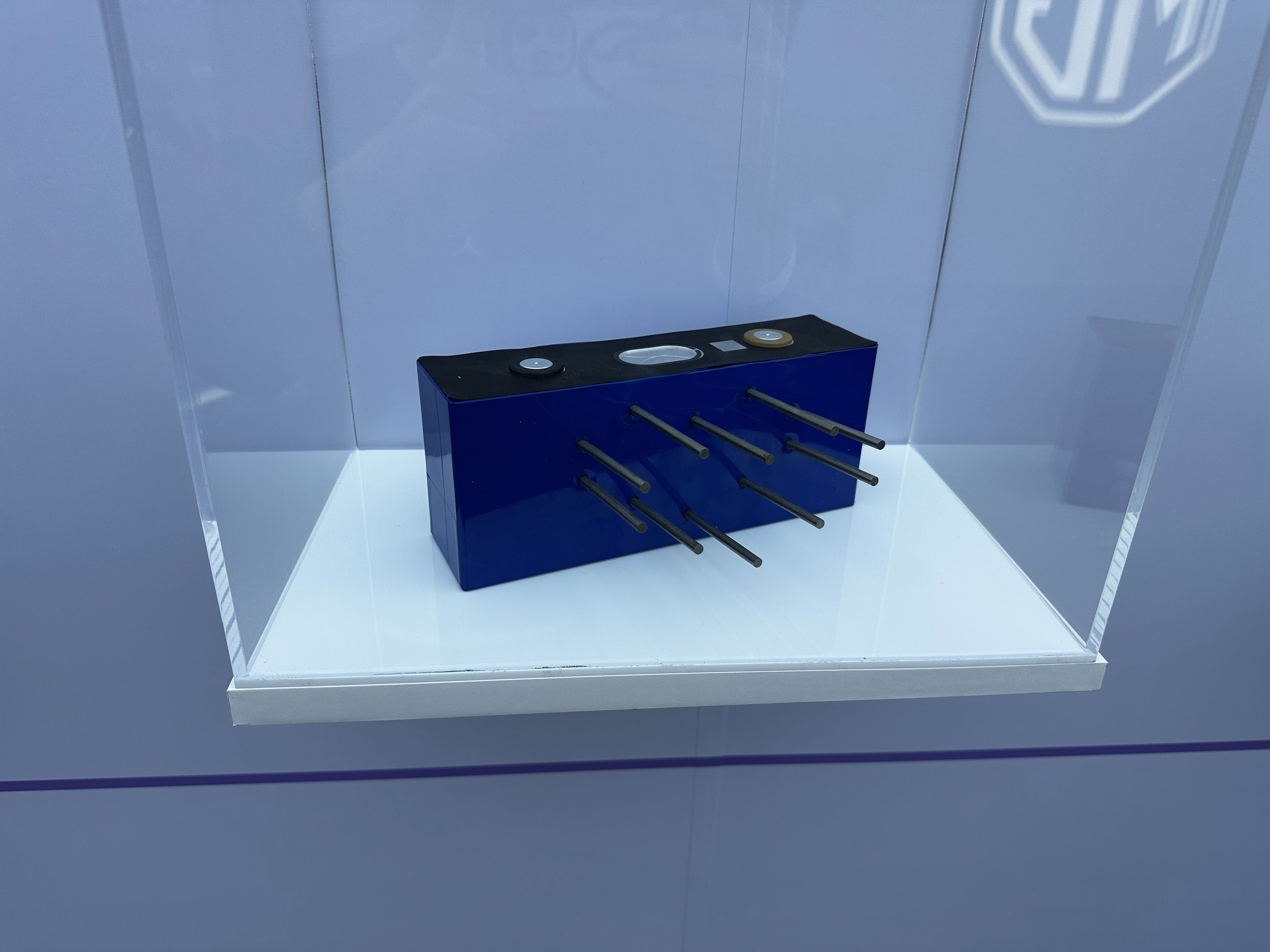 这次MG4半固态电池的实验真把我震住了。直径10mm螺纹钢三向六面穿刺、