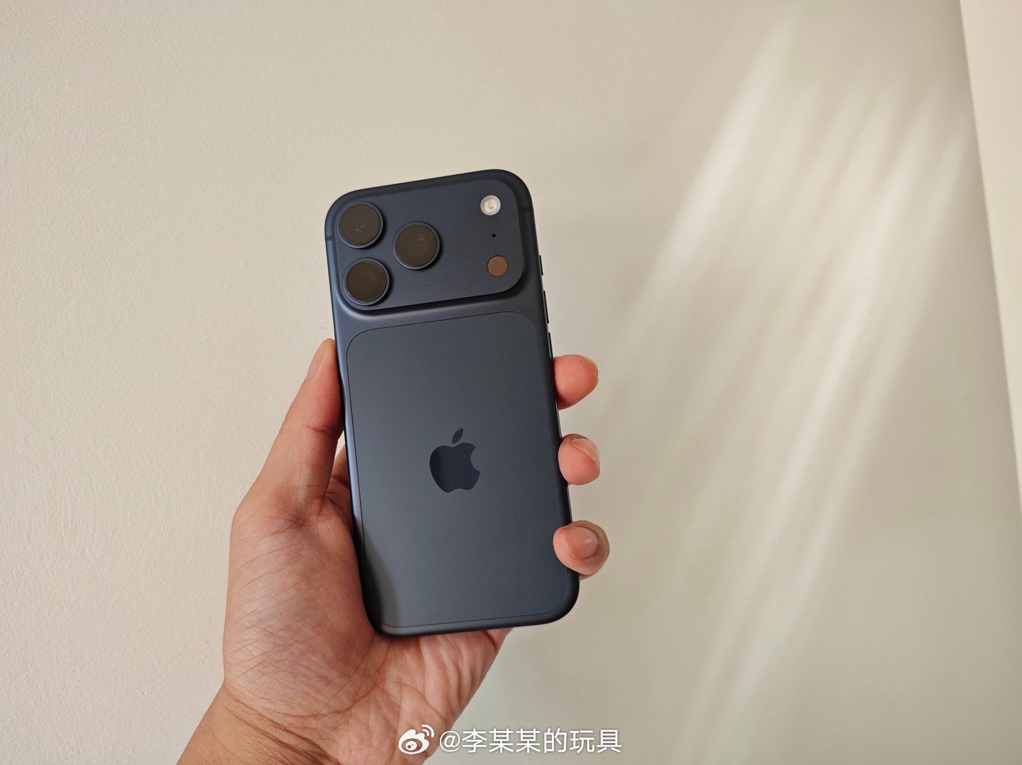 第一批拿到苹果17的真实感受iPhone17Pro这个蓝色比预期的要好看很多