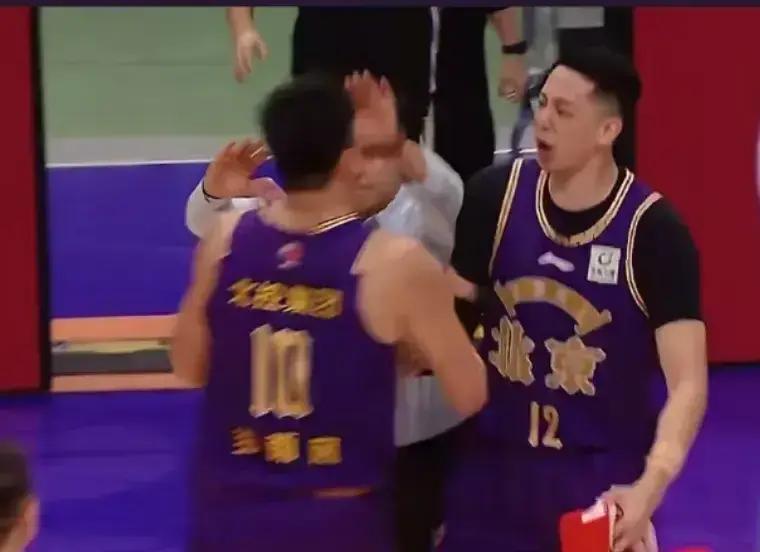 赢了球，北控更衣室却冒火药味。绝杀一刻，沈梓捷冲过来撞开张庆鹏，像没看见教