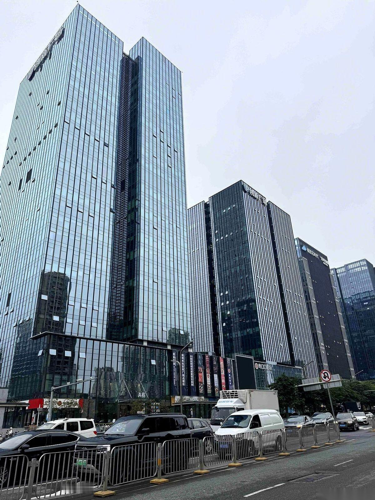 去年年底，深圳房产圈传开一件事。一个老板，揣着两千多万现金，没去南山看那千万起