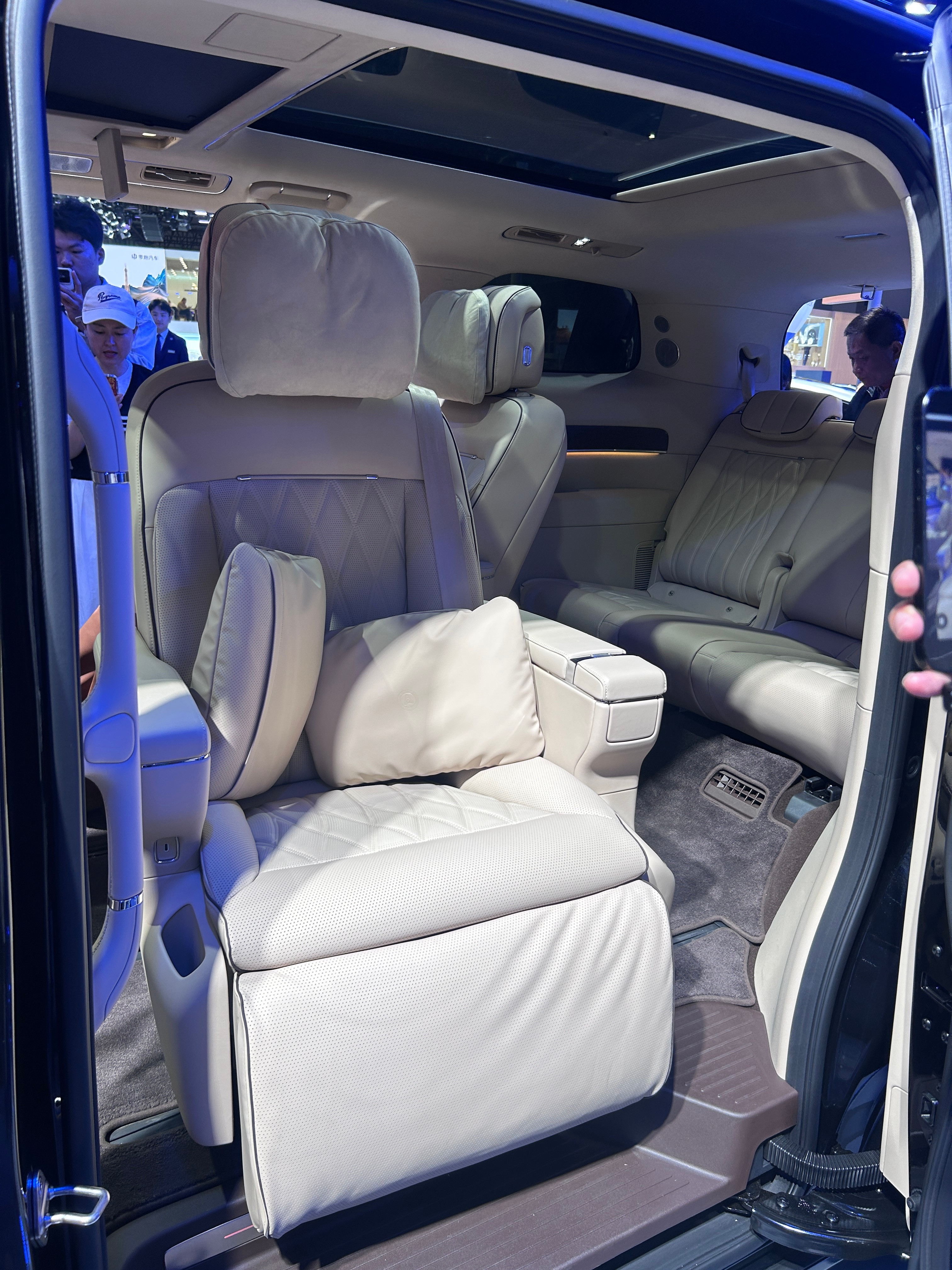 鸿蒙智行打卡想躺进智界V9里走得脚痛了，坐进去感觉能直接瘫一天🥺卷妹的唠嗑20