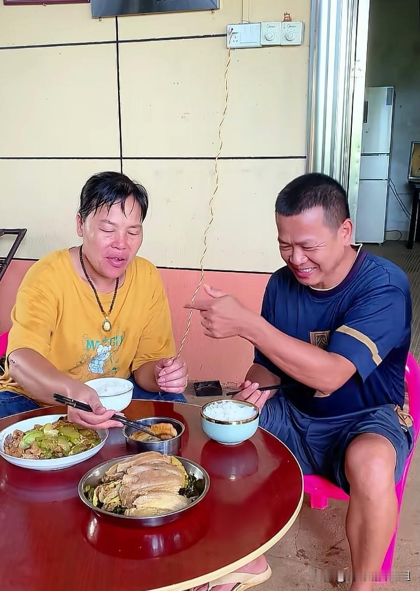 无奢华不张扬，全红婵一家把平凡生活过成顶配幸福。全红婵的父母静坐院中用餐，一桌