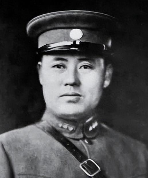 1950年36军军长刘万春接到通知到北京参加会议，可是刚下车，就看到几名全副武装