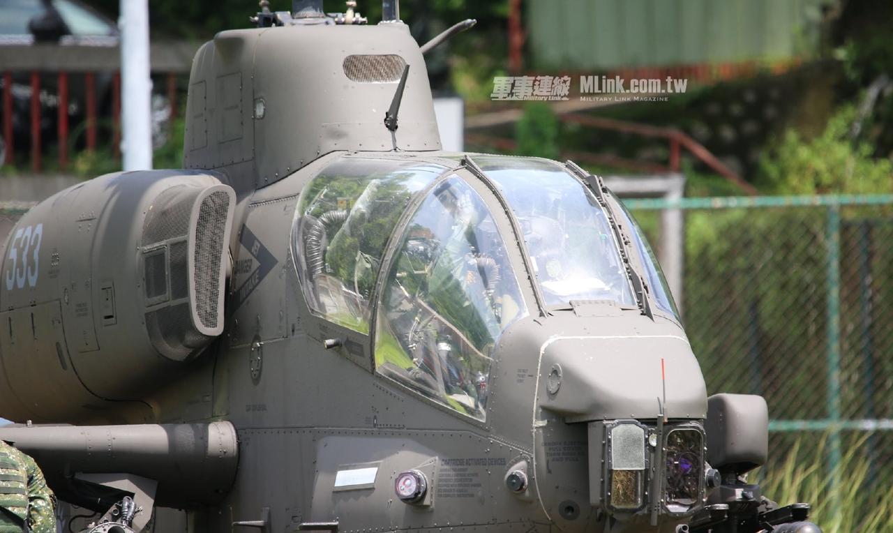 伪台陆军“第五作战区航空部队”7月17日进行AH-1W超级眼镜蛇武装直升机的“热