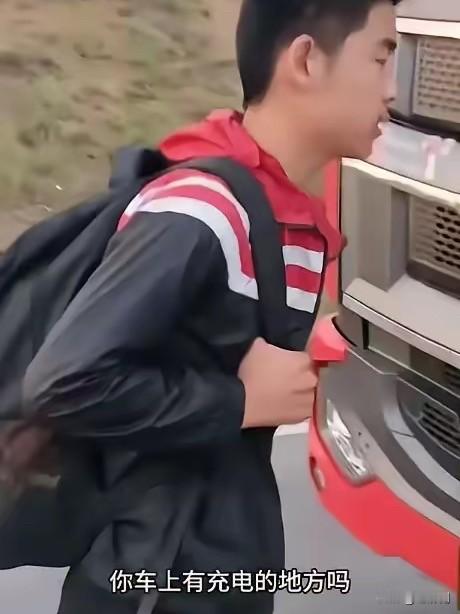 甘肃有个十几岁的男孩，心里一直惦记着半年没见面的父亲。他瞒着家里人，独自坐车打算去往武威找爸爸。谁都