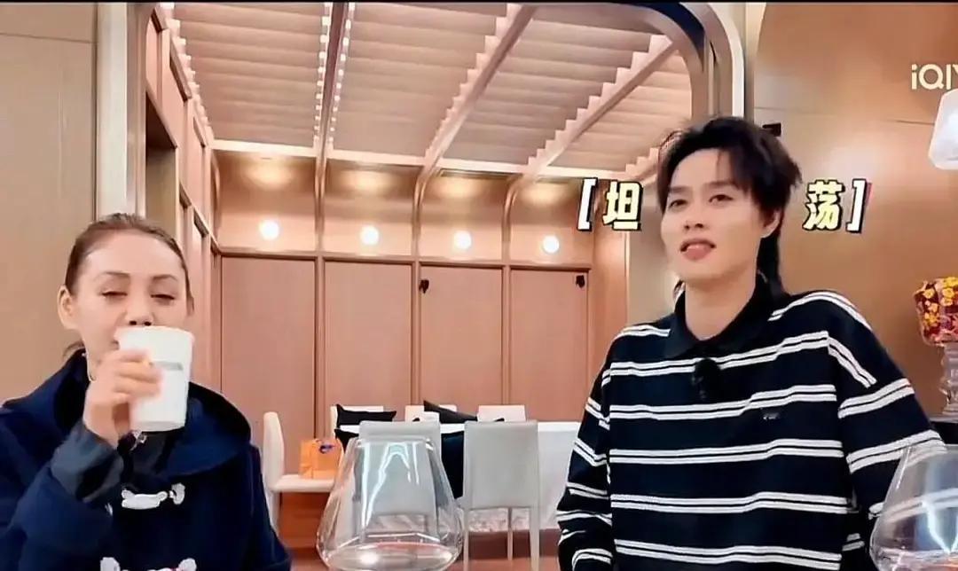 AI正在导演你的心跳：短剧亲热戏，是算法掐着秒表设计的。我在横店见过最科幻