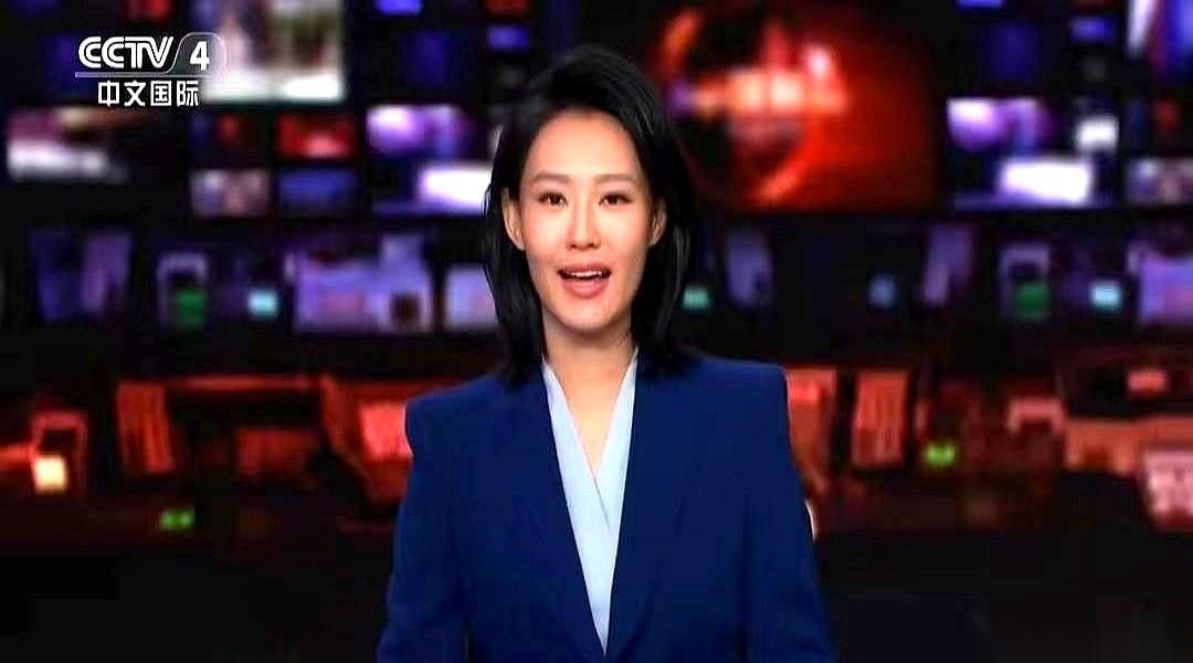 立秋这天，央视四套《中国新闻》的直播间红灯亮起，屏幕下方打出一个新主播的名字：李