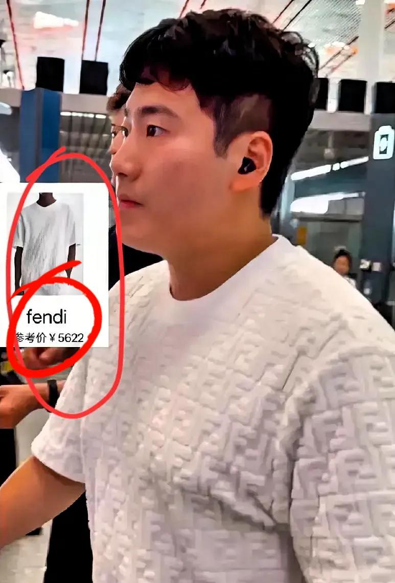 梁靖崑这衣服，槽点与期待并存？最近大家都在吐槽梁靖崑穿的那件衣服，我也好奇