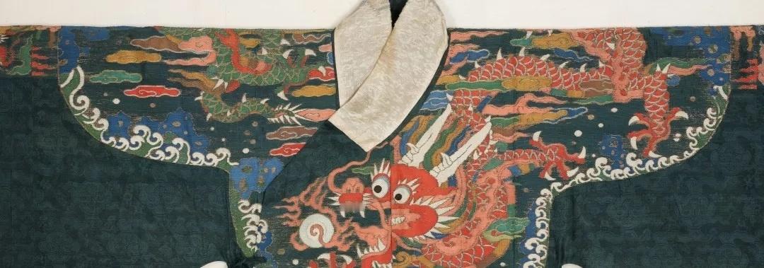 老祖宗看我一身聚酯纤维笑了看到一个错误数字，说孔府旧藏了4000多件明代服饰，远