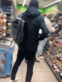 在波兰，中国小伙带波兰女朋友逛超市，竟遇破防老白男。老白男看到漂亮白女找中国对象