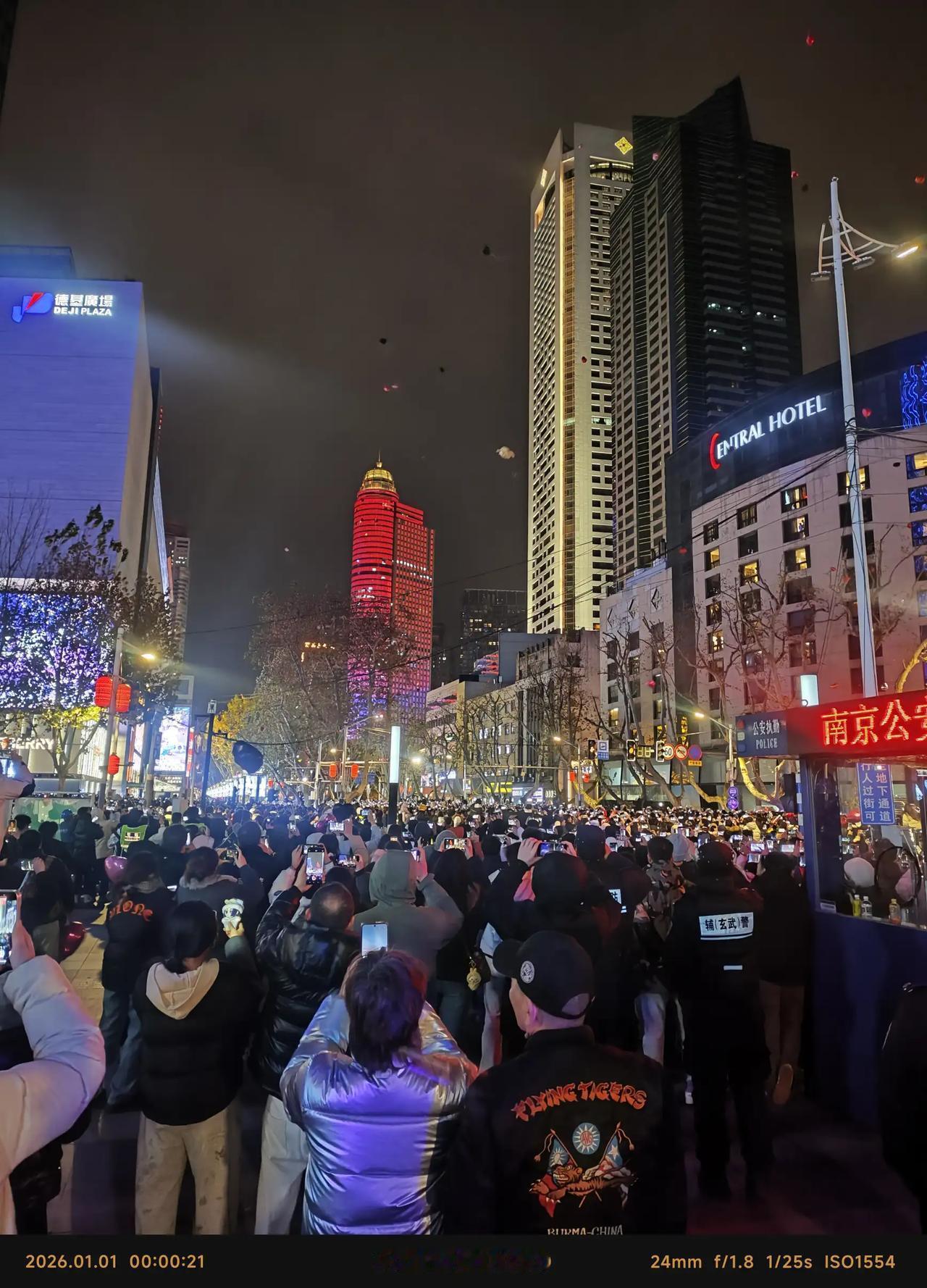刚和朋友视频通话，他们两口退休以后就到南京市给女儿看孩子，女婿的母亲去世了，父亲