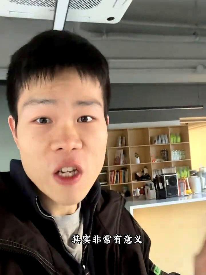 今天早上有位学员从高位俯卧撑做一个都做不了。很多人只看到从0到5这个数字