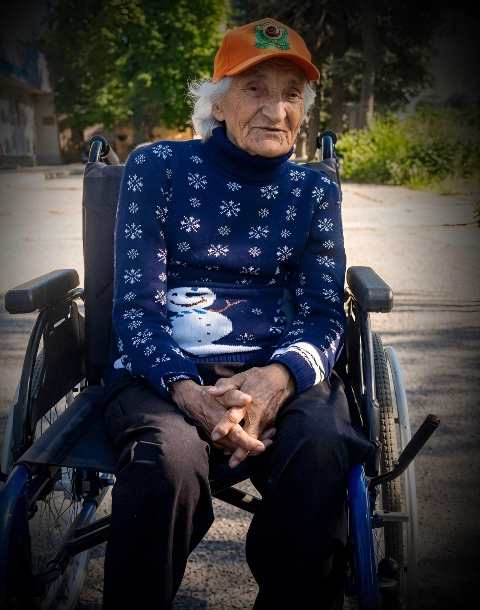 在路边散步的87岁残疾妇女和她的51岁儿子一同被俄罗斯炸死。她经历过第二次世界大