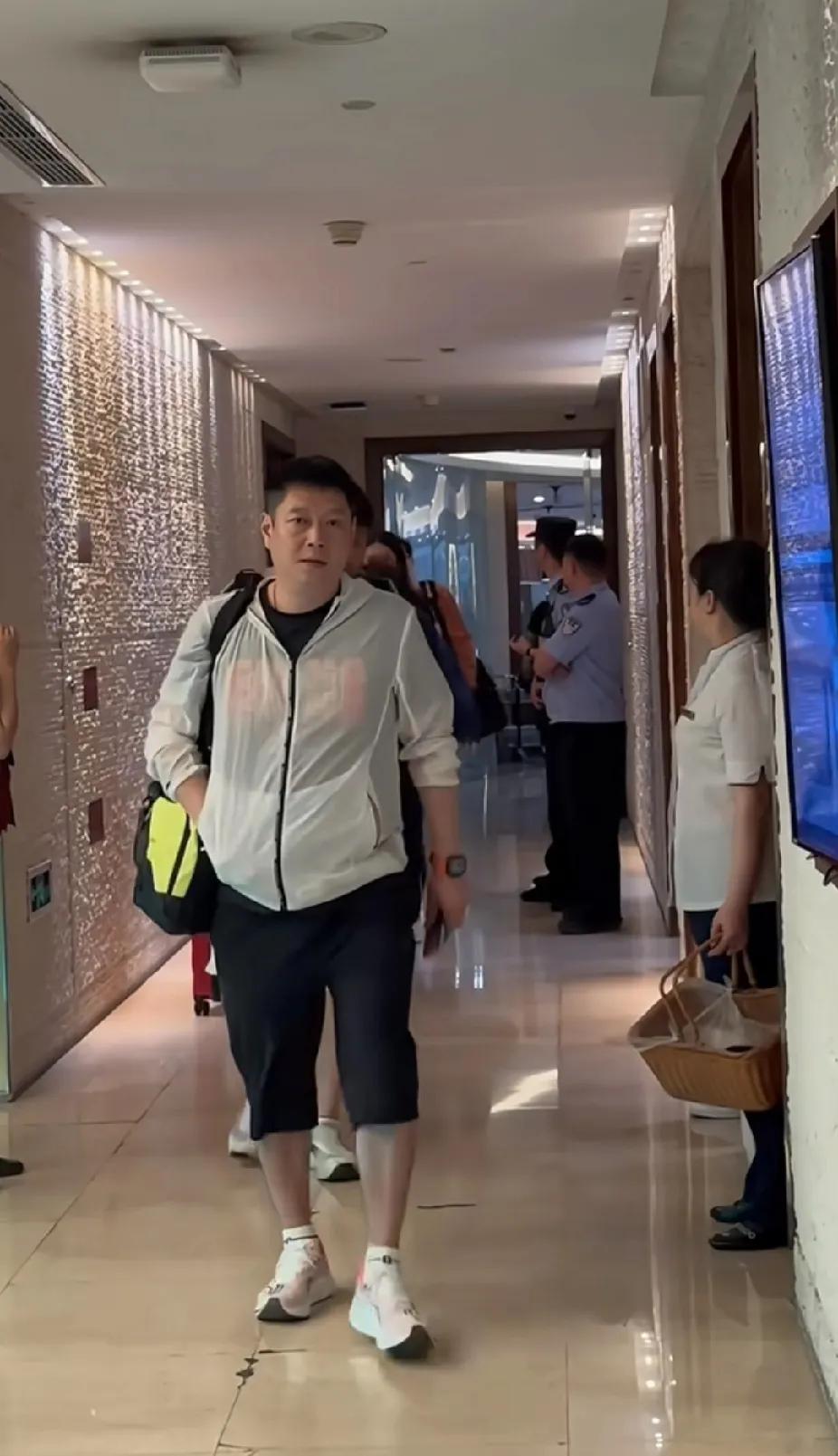 邱贻可回成都啦！在机场偶遇邱贻可，他还是那身熟悉的休闲打扮，七分裤配上随性
