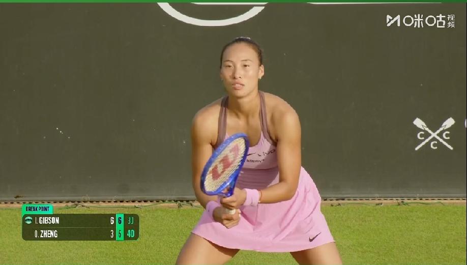 郑钦文第二盘的第五个发球局没有保住，对手吉布森迎来了她的发球胜赛局，不知道郑钦文