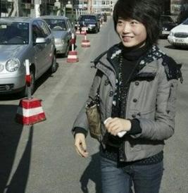 “必须铭记！”歼-10女飞行员余旭烈士的两张旧照，看哭了无数人。一张摄于2010
