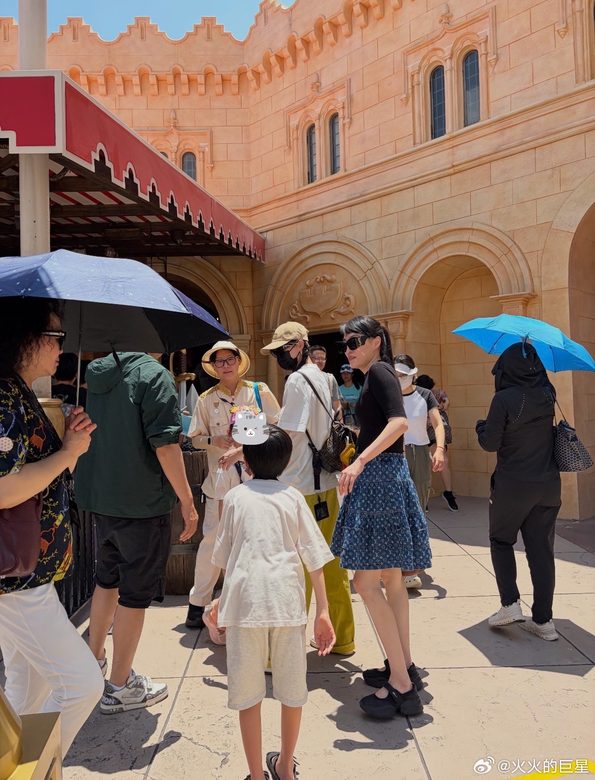 新加坡偶遇唐嫣罗晋一家三口唐嫣罗晋的女儿都这么大了幸福的一家三口