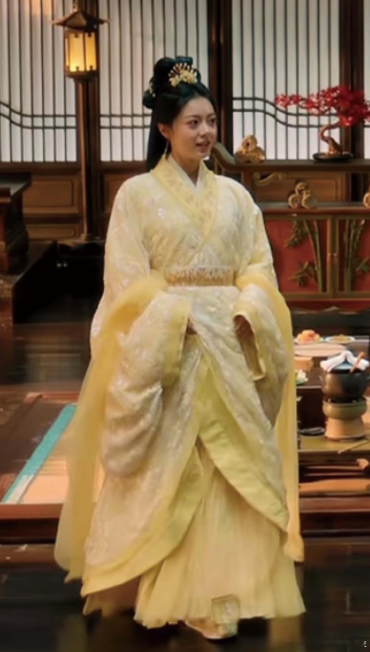 郭宝宝和方思哲做的同一个形制的衣服，宝宝胜