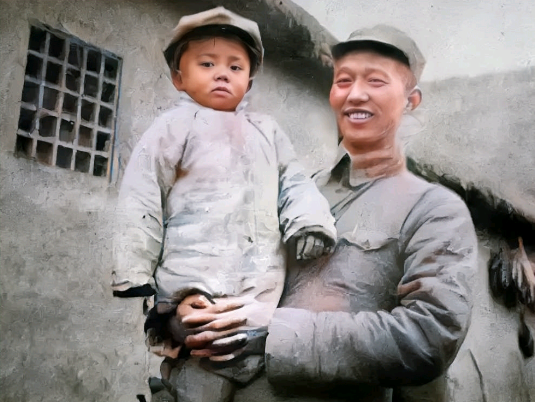 1942年，洪学智抱着儿子洪虎，爷俩长得像一个模子扣出来的