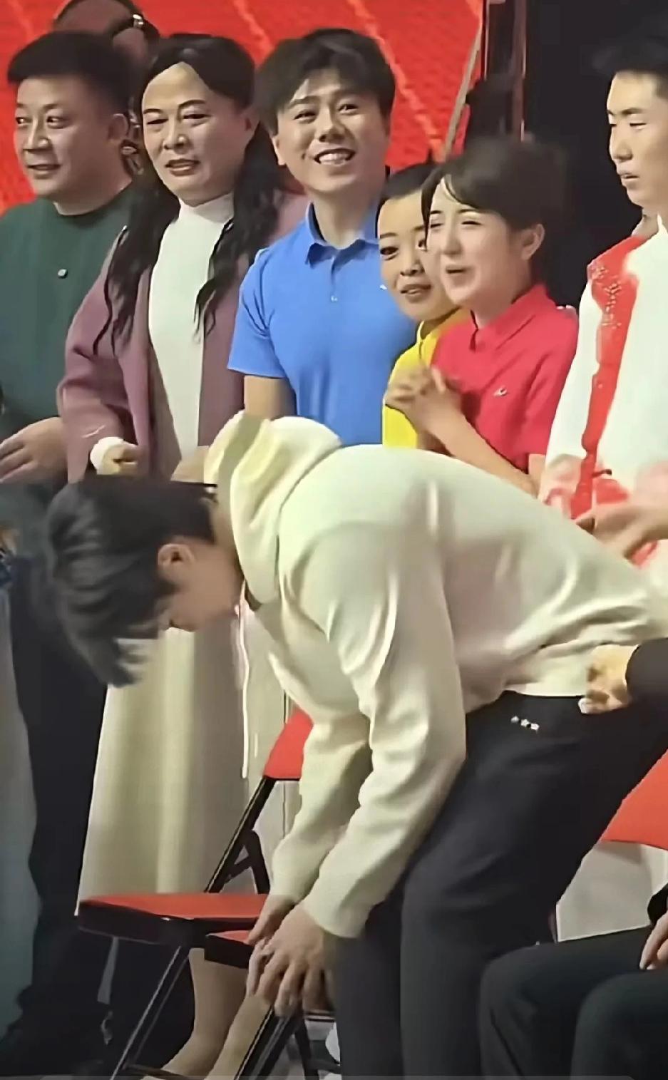 头哥这次来魏桥文艺晚会，没想到现场出现了一个搞笑的场景。一位穿红衣的大姐，看