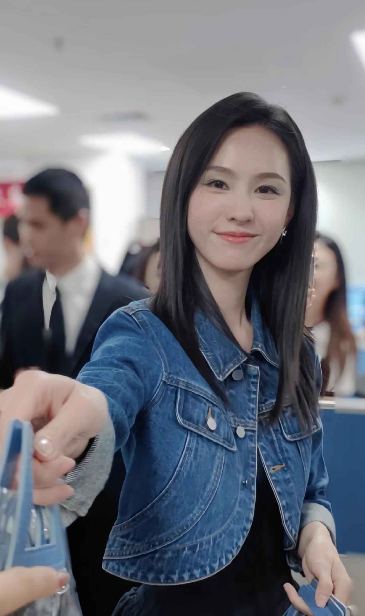 陈都灵这组生图真的绝了，原相机直出生图腿又长又直，身材比例比精修还优越，果然真美