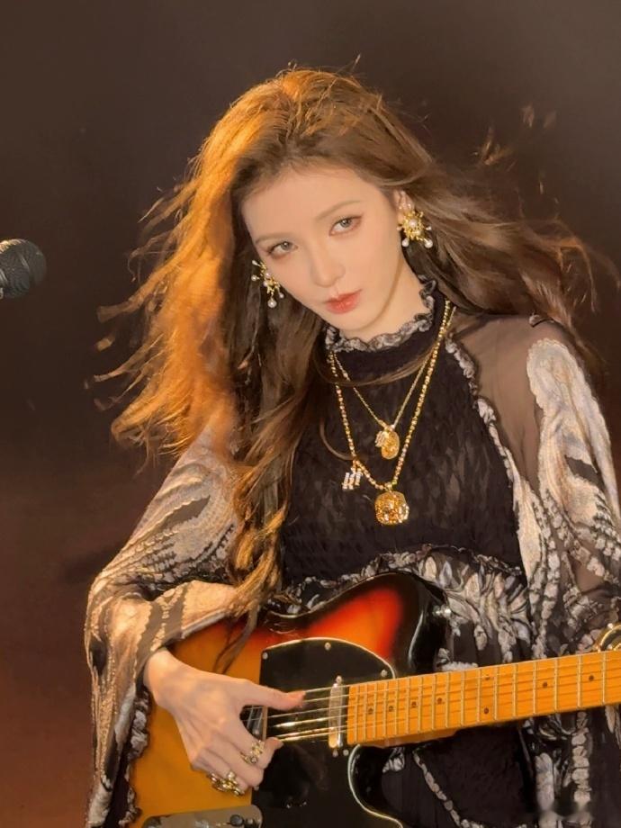 张予曦女神级别张予曦这个美，长发披肩弹着吉他的样子，真的是女神级别的呀。咱们