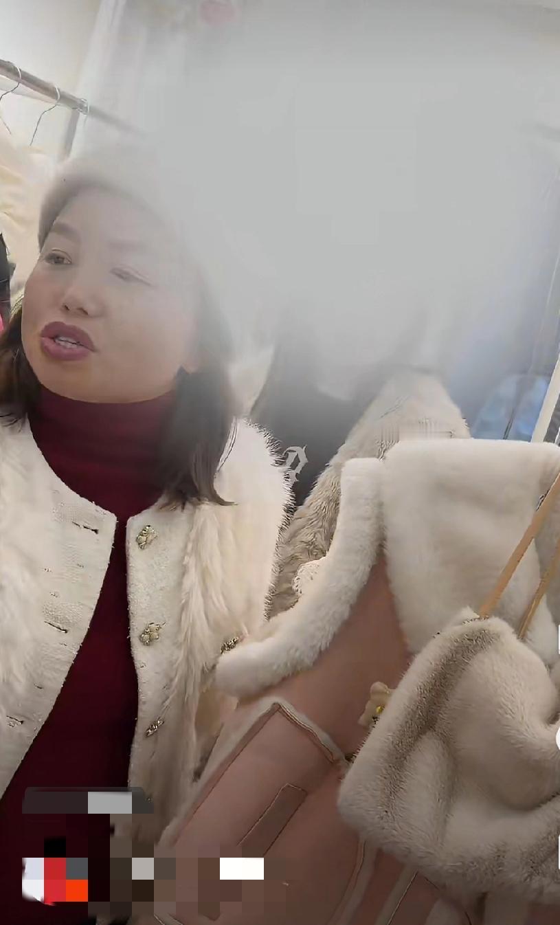 1月31日，甘肃天水。一对母女来到服装店试穿了一件白色立领羽绒服，在女老板的再三