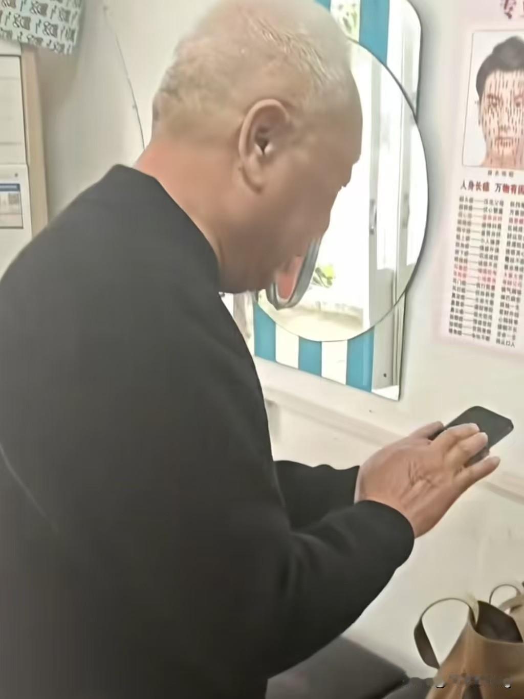 江苏徐州，一位大爷来到小伙的理发店剪头，剪完之后从包里掏出一张100元的纸币递给