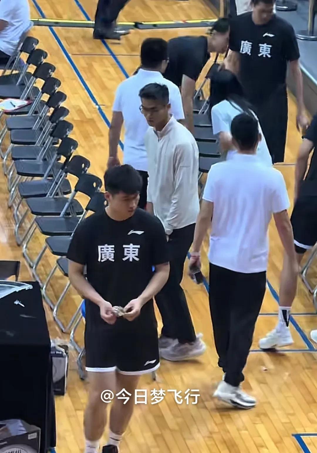 勤快的广东队小将陈家政！陈家政入住宏远俱乐部宿舍楼时间不长，据经常在俱乐部门口