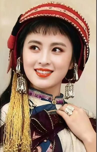 1973年上海高材生唐凤楼娶了精神失常的“阿诗玛”杨丽坤，同床共枕27年，男人从