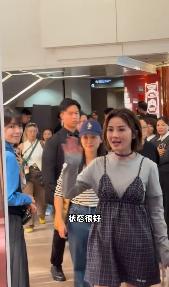 43岁的阿Sa蔡卓妍，这是怀孕了？蔡卓妍出席活动，小腹明显凸起，脸也变圆润，看