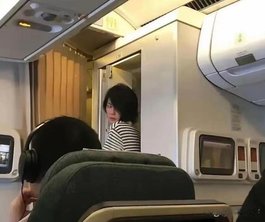 飞机上上厕所，竟然撞见王菲了！她纯素颜的样子被拍下来，真实颜值这下藏不住了，原来她平时长这样啊？​