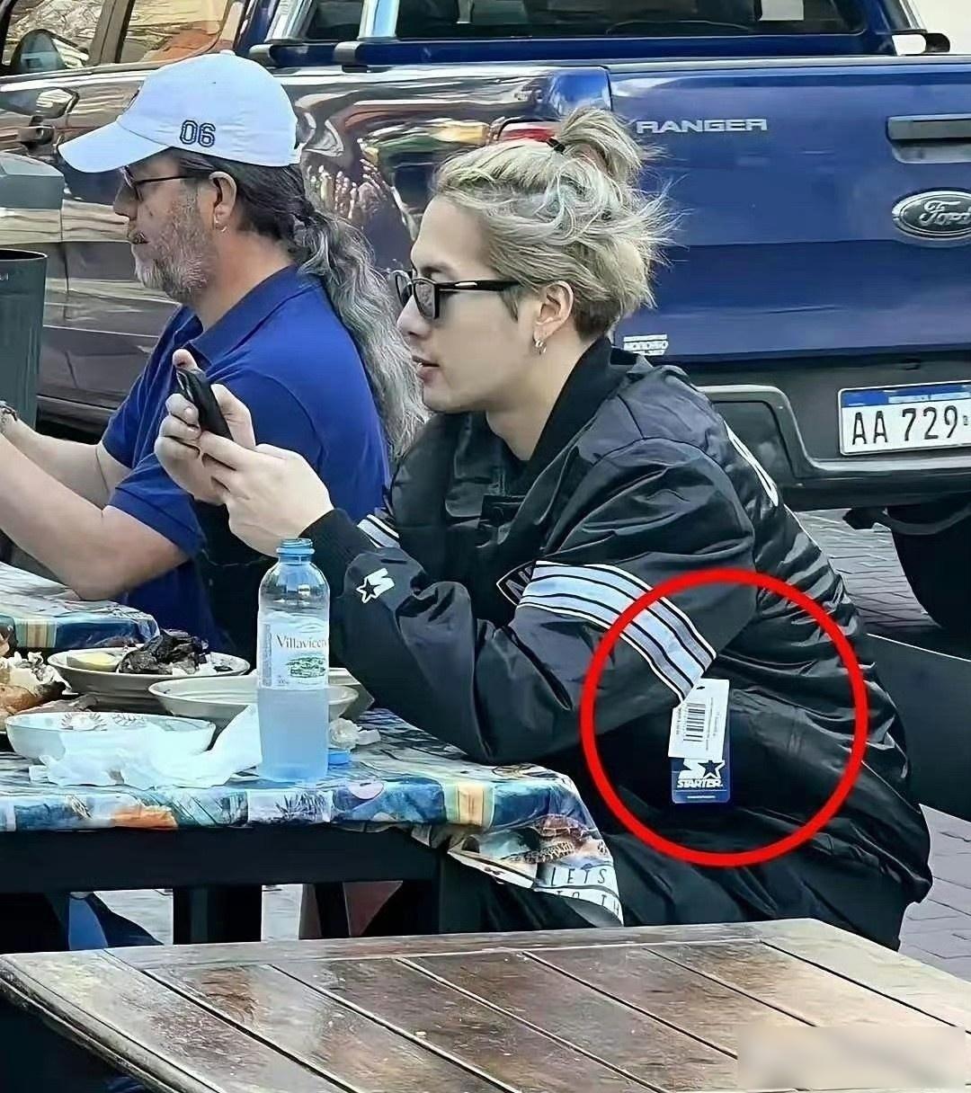 一直以为不撕衣服吊牌是因为穷，直到王嘉尔让我明白，这竟是嘻哈圈的一种时尚，真得好