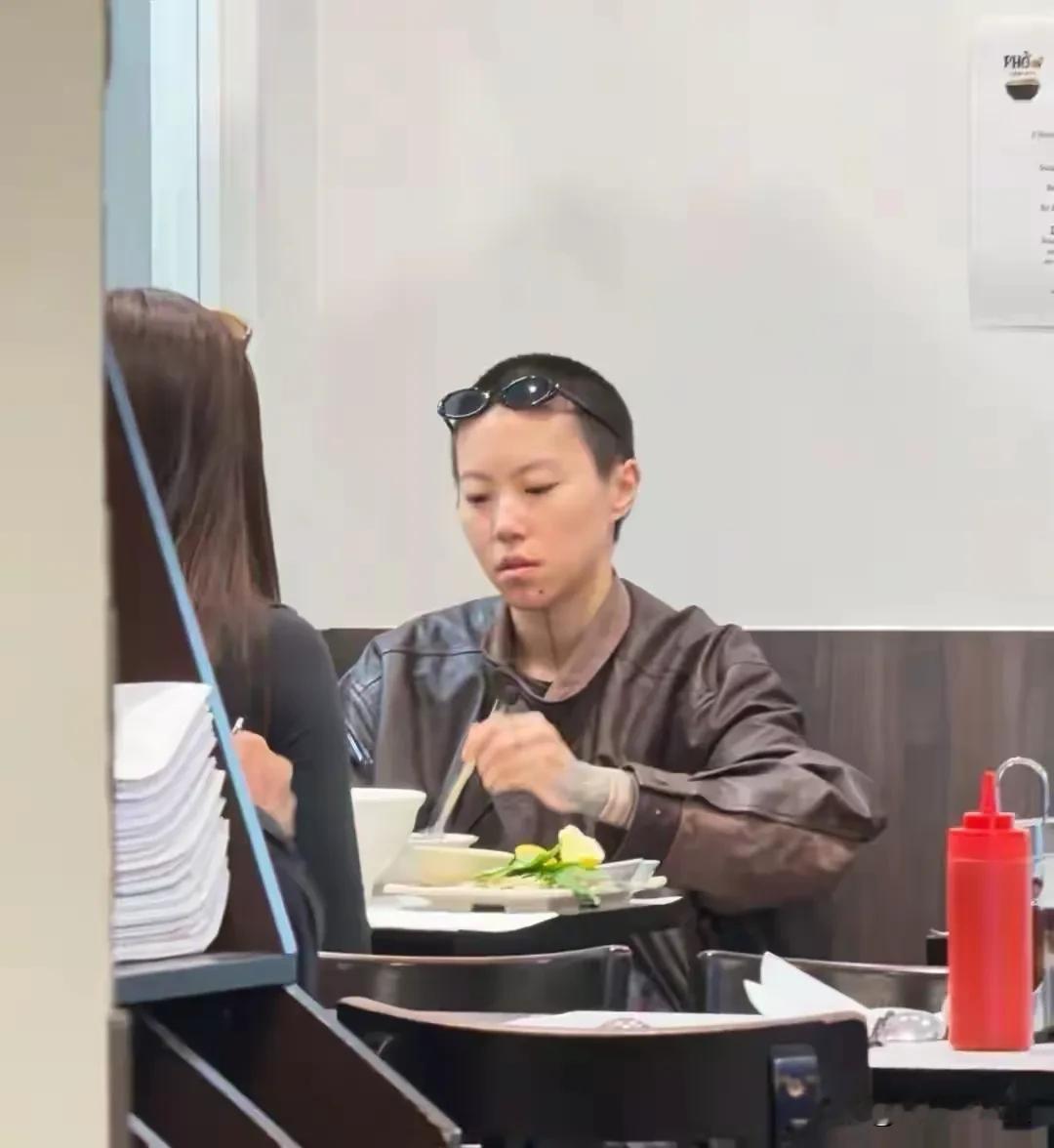 有网友在法国巴黎的一家餐馆偶遇29岁的窦靖童，当时她正在店里吃汤面。她留着寸头短发，下巴处能看到纹身