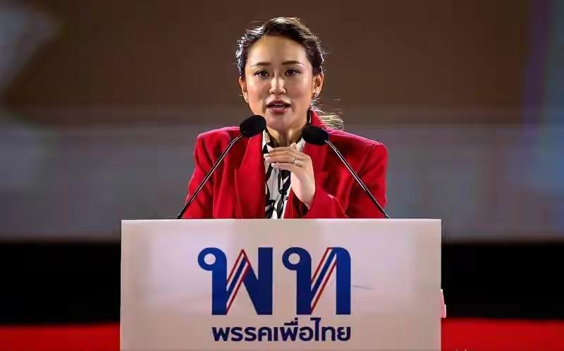 佩通坦的遭遇让人看到了泰国的真正的政治根基本质。人们看到了王室和军阀的重要性,