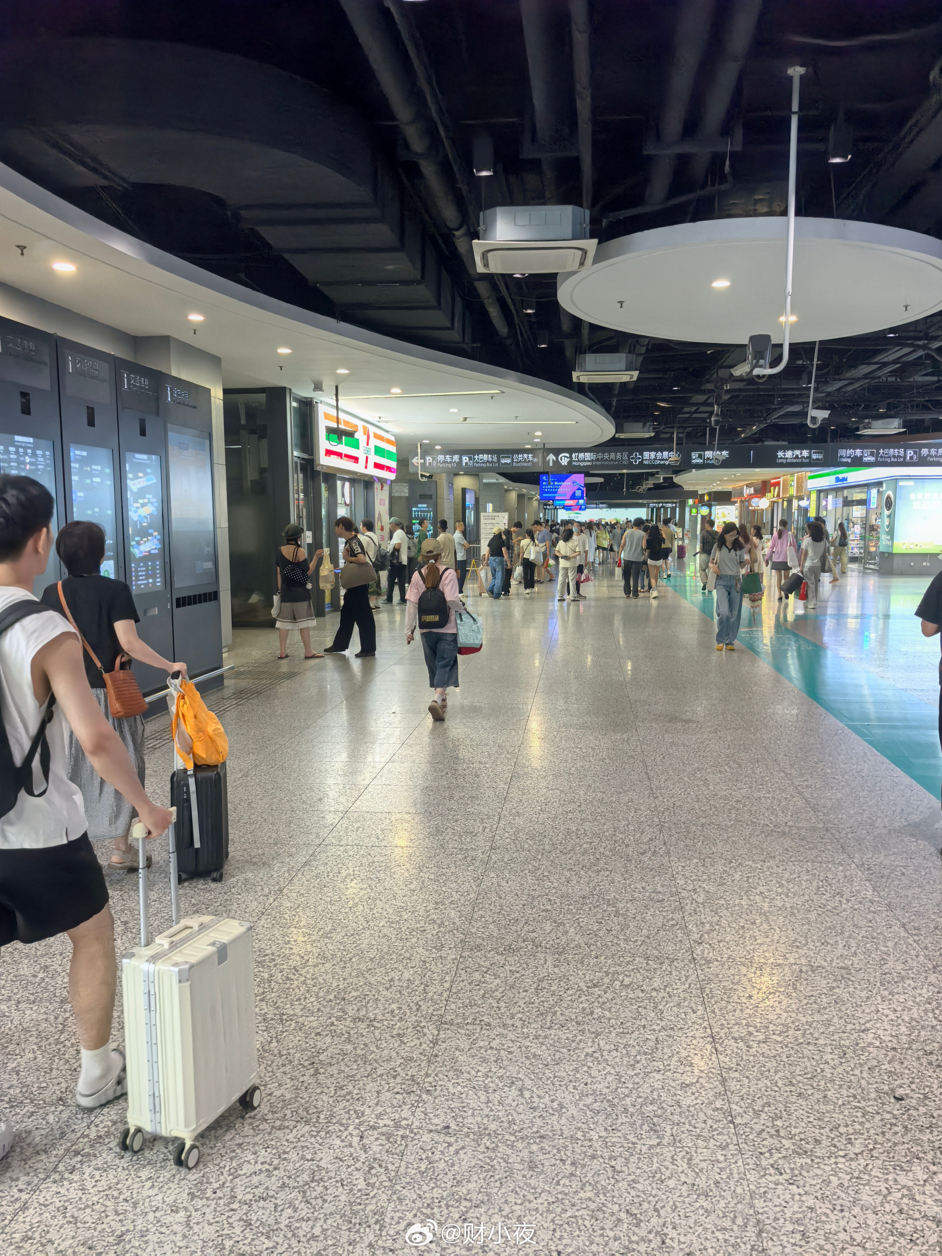 深圳地铁🚇“人包双检”的执行，让很多人猝不及防，安检口大排长队，很多人都因此迟