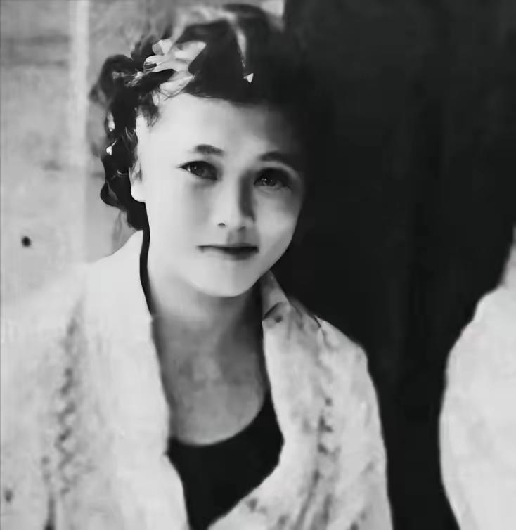 1937年，19岁“游泳皇后”杨秀琼结婚。她提出想避孕10年，丈夫爽快答应。不到