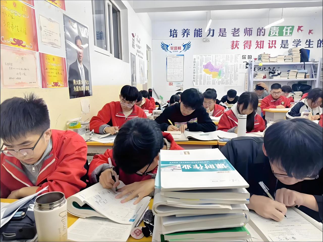 高一成绩和高三差距大吗？过来人说大实话📚很多家长和高中生都很纠结：高一成绩定