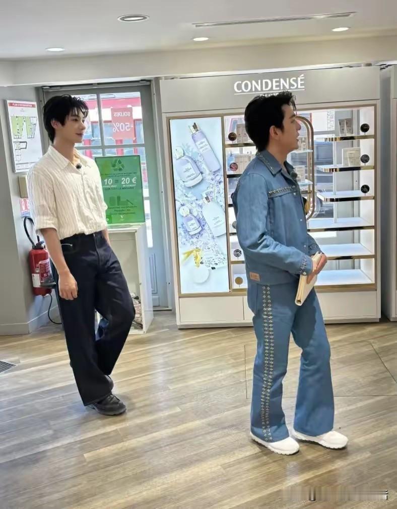 这李佳琦也太笨了，考个驾照都这么费劲。看来他真的是坐车的命，自己不用开车，毕竟