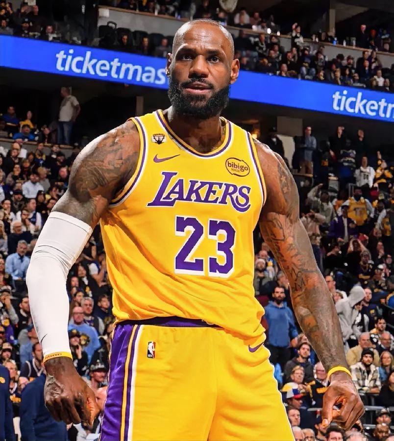 不吹不黑！湖人119-103大胜勇士，本场比赛詹姆斯和格林数据对比！詹姆斯