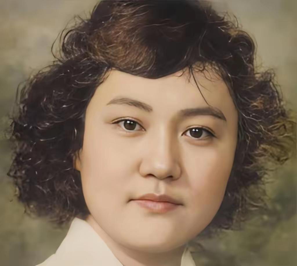1942年，军统女特工王宝云被绑在老虎凳上，已经加到第三块砖，她疼得大汗淋漓。日